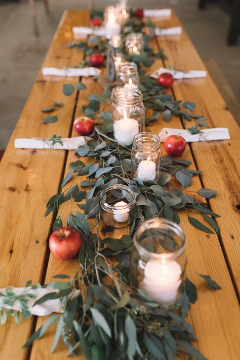 Pear Thanksgiving Table, Table Decorations With Apples, Apple Party Centerpieces, Apple Farm Wedding, Apple Theme Wedding, Autumn Party Table Decor, Fall Themed Party Table Decor, Apple Theme Table Decorations, September Wedding Table Decorations