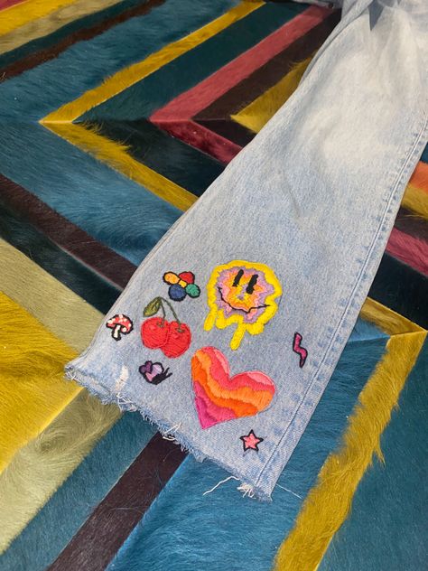 Groovy Embroidery, 70s Crafts, 70s Embroidery, Funky Embroidery, Smiley Embroidery, Neon Embroidery, Y2k Embroidery, Jeans Crafts, Embroidery Clothes