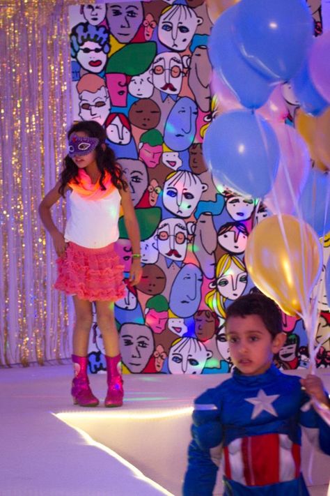 Fashion Show Themes Ideas, Fashion Show Decorations Ideas, Fashion Show Birthday Party, Neon Drink, Cute Mirrors, Kindergarten Fashion, Mirrors With Lights, Show Invitation, Fashion Show Party