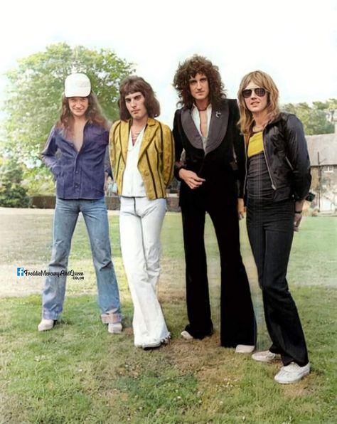 #Queen#Smile#Brian#Roger#John#Freddie#May#Deacon#Taylor#Mercury Queen Fashion Band, Roger Taylor Outfit Inspiration, Outfits Inspired By Queen Band, Freddie Mercury Outfits Inspired, Queen Band Outfits, Brian May Pfp, Roger Taylor Outfits, Queen Inspired Outfits Band, Freddie Mercury Fashion