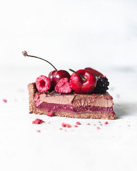 Forest Fruits Chocolate Tart - Vegan Desserts - Addicted to Dates Cherry Tart Recipe, Chocolate Cherry Tart, Tart Cherries Recipes, Nutella Strawberries, Oreo Cupcake, Donuts Chocolate, Raspberry Jelly, Fruit Tart Recipe, Cake Donut