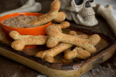 Bone Chillin Breadsticks – Rhodes Bake-N-Serv Bone Breadsticks, Rhodes Rolls Recipes, Halloween Bunco, Halloween Dip, Spooky Dinner, No Yeast Dinner Rolls, Fun Halloween Treats, Healthy Halloween Snacks, Fun Halloween Food