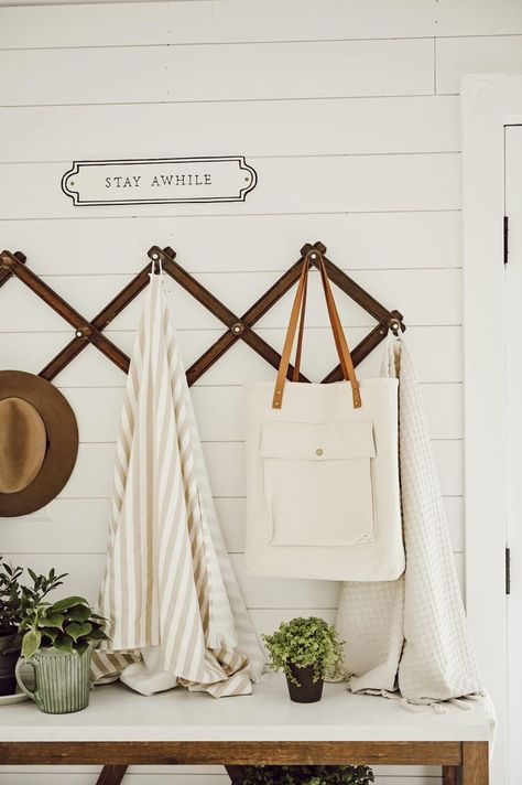 Summer Entryway Table Rack Decor Ideas, Rack Decor, Vstupná Hala, Booth Inspiration, Liz Marie, Liz Marie Blog, Dream Summer, Front Entryway, Dining Room Buffet