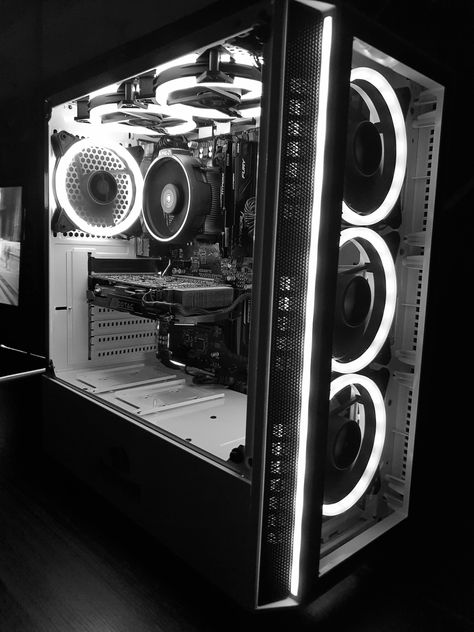 Black And White Pc Build, Black Pc Build, Black And White Pc, Pc Case Design, White Desk Setup, Custom Computer Case, Pc Games Setup, Games Room Inspiration, Pc Ideas