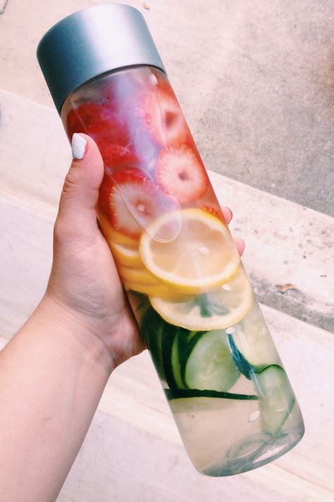 Water Widget, Detox Fruit Water, Best Detox Water, Fancy Water, Healthy Juice Drinks, Influencer Aesthetic, Water Reminder, Easy Healthy Smoothies, Water Aesthetic