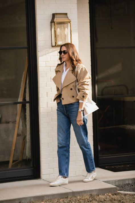 How to Style Cropped Trench Coats, cropped trench coat, crop trench, trench coat outfit ideas, quiet luxury outfits Trench Jacket Outfit, Tan Blazer Outfits, Short Trench Coat Women, Trench Coat Outfit Spring, Cropped Blazer Outfit, Classy Style Outfits, Trench Coat Street Style, Cropped Jacket Outfit, Trench Outfit