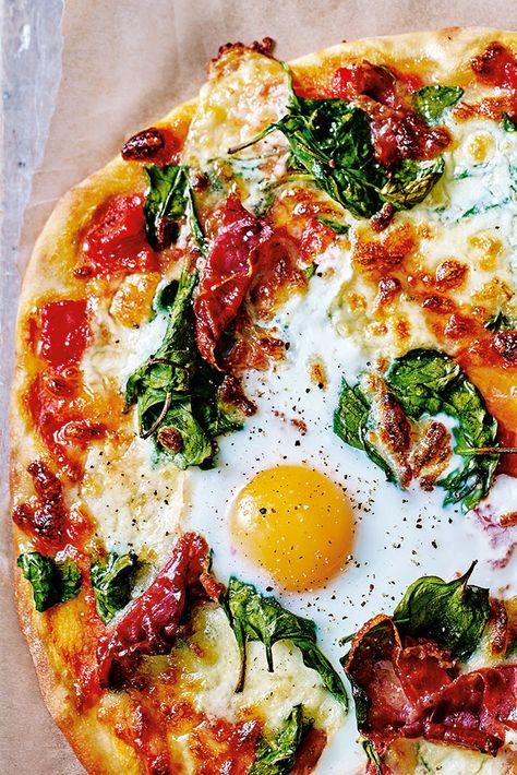 Silky spinach, tangy tomato and salty Parma ham sit neatly on a traditional pizza base, topped with a perfectly cooked egg – this classic Italian Florentine pizza recipe boasts vibrant, fresh flavours for a delicious dinner idea that's perfect for sharing. | Tesco Florentine Pizza, Caprese Pizza, Egg Pizza, Italian Pizza Recipe, Tesco Real Food, Perfect Pizza, Pizza Recipes Homemade, Italian Pizza, Pizza Party