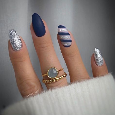 January 2023 Nails, New Year Nails Design 2022, Navy And Silver Nails, January Nails Ideas, Winter Nails Gel, Blue And Silver Nails, Silver Nail, Christmas Gel Nails, Smink Inspiration