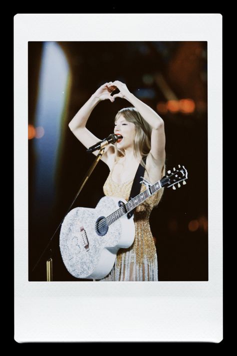 Taylor Swift Eras Tour Polaroid, Taylor Swift Polaroid Aesthetic, Eras Tour Polaroid, Taylor Swift Polaroid, Calm Ocean, Polaroid Photo, Estilo Taylor Swift, Taylor Swift Eras Tour, Taylor Swift The Eras Tour