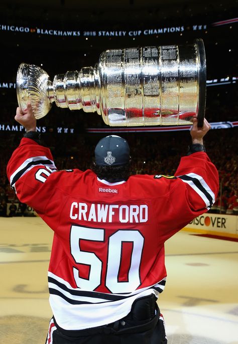 Corey Crawford hoists the Cup! #ONEGOAL 50 Rocks, Corey Crawford, Chicago Pride, Chicago Sports Teams, Uswnt Soccer, Frozen Pond, Chicago Blackhawks Hockey, Chi Town, Hockey Stuff