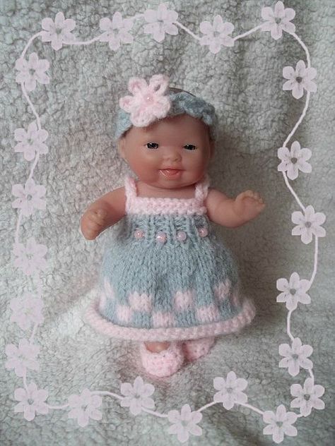 Itty Bitty dolls patterns Itty Bitty Baby Clothes, Baby Born Kleidung, Baby Born Clothes, Small Baby Dolls, Bitty Baby Clothes, Dollhouse Clothes, Miniature Knitting, Куклы American Girl, Hand Knit Doll