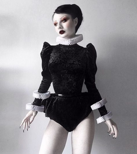 Gothic Clown Outfit, Goth Clown Outfit, Sewing Velvet, Circus Outfits, Pierrot Clown, Circus Aesthetic, Clown Clothes, Dark Circus, Diy Kostüm