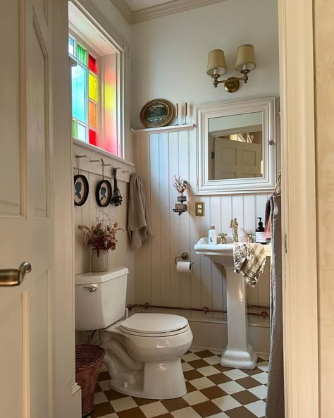 Tina (@unionwillow) • Instagram photos and videos Small Powder Bathroom, Cottage Core Bathroom, Cottage Bathroom Inspiration, Small Powder Bathroom Ideas, Powder Bathroom Ideas, Farmhouse Bathrooms, Powder Bathroom, Green Cottage, Pretty Houses