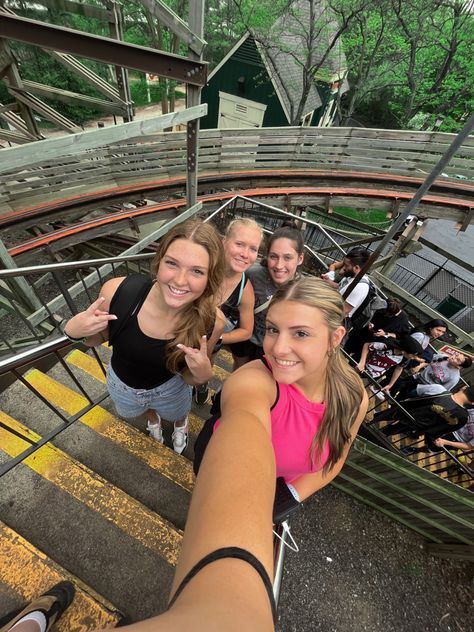 #sixflags #disney #dollywood #amusement #amusementpark #fair #friends #selfie #rollercoaster #waitinginline Roller Coaster Pictures Friends, Amusement Park With Friends, Dollywood Trip, Roller Coaster Park, Dollywood Park, Amusement Park Outfit, Band Trip, Thorpe Park, Friends Selfie