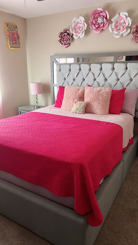 Hot Pink And Grey Bedroom, Pink Bed Frame Bedroom Ideas, Somier Cama Ideas, Hot Pink Room Ideas, Camas Aesthetic, Aesthetic Bed Sheets, Girl Apartment Decor, Glam Bedroom Decor, Apartment Decorating Living