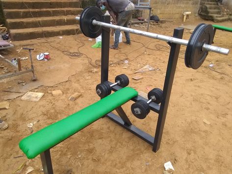 Diy Bench Press, Simple Bench, Gym Equipment Workout, Simple Benches, Diy Gym, Industrial Design Furniture, Outdoor Gym, Diy Bench, Bench Press