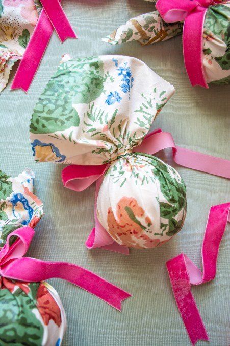 Fabric Wrapped Ornaments Diy, Fabric Christmas Ornament, Christmas Ornament Diy, Southern Christmas, Tree Theme, Easy Christmas Ornaments, Diy Christmas Ornaments Easy, Chintz Fabric, Bubble Up