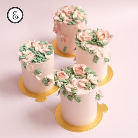 Pretty Floral Mini Cakes Mini Rose Garden, Floral Cakes, Sponge Cakes, Luxury Cake, Garden Cakes, Cake Trends, Personalized Cakes, Mini Roses, 2024 Wedding