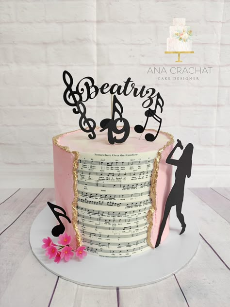 Singing Cake Ideas, Cake Music Birthday, Music Cake Design, Music Theme Cake Ideas, Music Cakes Birthday, Karaoke Birthday Cake, Singer Birthday Cake, Birthday Cake Music Theme, Birthday Cake 18th Birthday