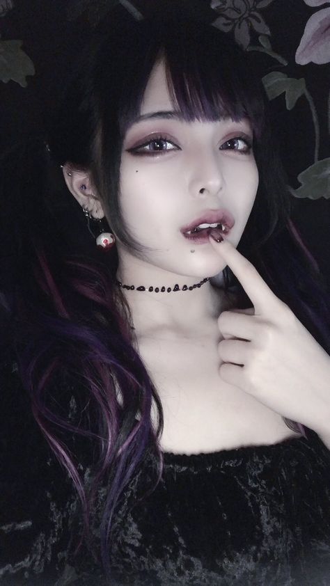 Vampire Makeup Asian, Vampire Cosplay Female, Vampire Costume Couple, Jirai Kei Makeup, Yayoi Yamu, Asian Goth, Womens Motorcycle Fashion, Vampire Hair, Vampire Makeup