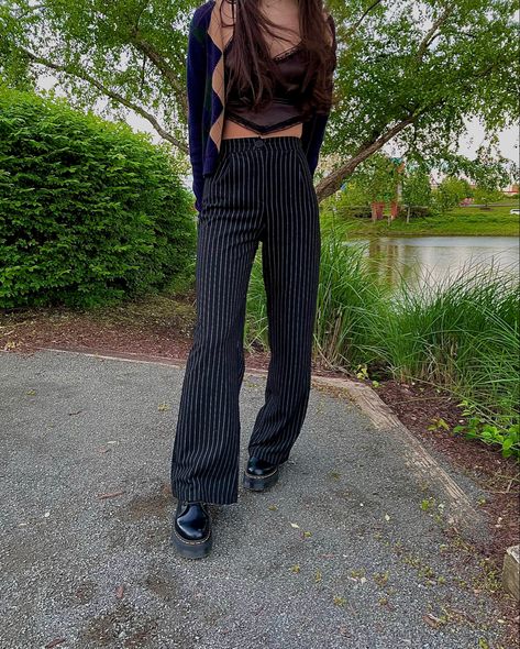 Layered Outfits Grunge, Pinstripe Pants Outfit, Tailored Pants Outfit, Stripe Pants Outfit, Fav Outfit, Outfit Grunge, Rock Girl, Formal Pants, Pinstripe Pants