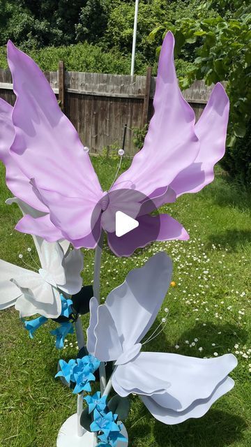 Giant Butterfly Decorations, Butterfly Wings Diy, Baby Christmas Decorations, Diy Papillon, Alter Flowers, Giant Butterfly, Butterfly Video, Diy Wings, Butterfly Template