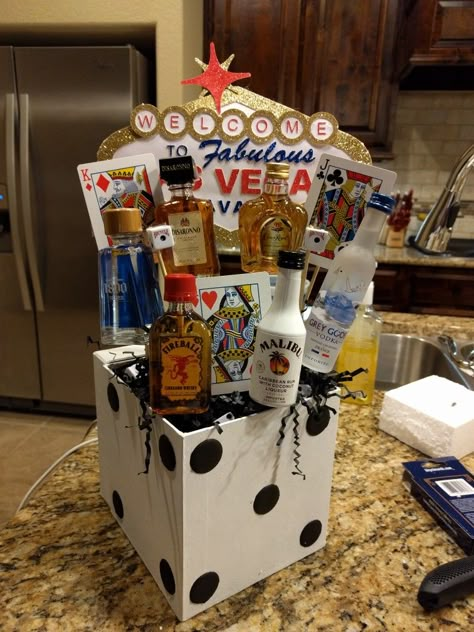 Las Vegas gift basket Casino Gift Ideas Diy, Vegas Goodie Bags Birthday, Casino Night Party Gifts, Las Vegas Themed Gift Basket, Las Vegas Gift Basket Ideas, Vegas Birthday Gift Ideas, Poker Themed Gift Basket, Vegas Party Ideas Decor, 50th Vegas Theme Party