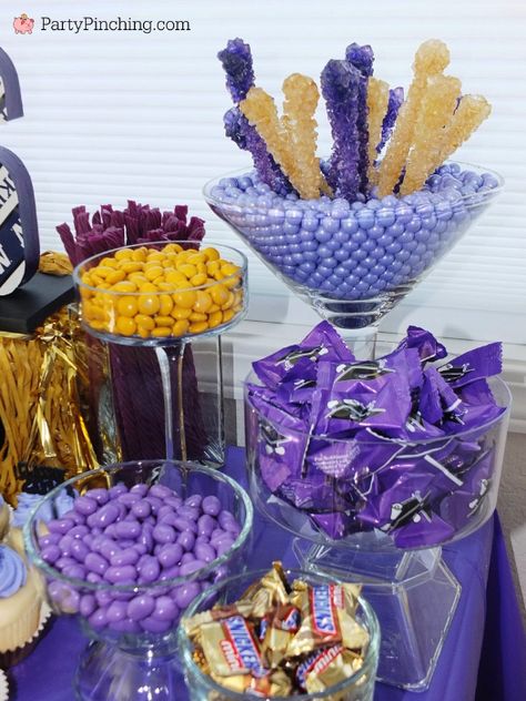 Easy Graduation Party Decorations, Gold Candy Buffet, Dessert Table Graduation, Grad Candy, Graduation Party Desserts, College Graduation Party, Graduation Food, Graduation Desserts, Open House Parties