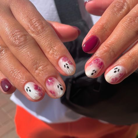 Perfect balance of EERIE & CHIC 👻🌺 We used blooming gel to create these hand painted ghost and paired it with soft floral accents for this stylish fall look. All colors and blooming gel by @luxapolish 🏷️DANISMANIS saves you 10% #GhostNails #HalloweenNailArt #FallNailInspo #HalloweenInspo #NailIdeas #NailInspo #NailTrends #TrendingNails #2024fallnails Blooming Gel Flowers, Painted Ghost, Blooming Gel, Halloween Inspo, Halloween Nail Art, Soft Floral, Nail Trends, Fall Looks, All Colors