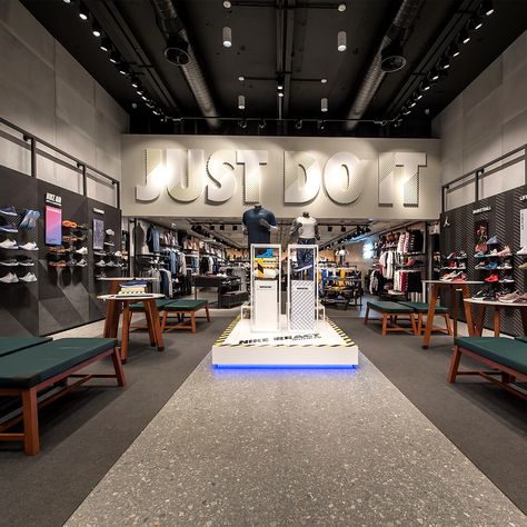 Mall Interior, Nike Shoe Store, Celing Light, Retail Store Interior Design, Open Ceiling, Clothing Store Design, Store Design Boutique, Retail Store Interior, Chaise Metal