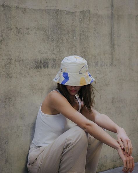 Bucket Hat Product Photography, Bucket Hat Poses, Bucket Hat Photoshoot Ideas, Ariana Photoshoot, Bucket Hat Photoshoot, Hat Photoshoot, Beach Bucket, Personal Branding Photoshoot, Post Production