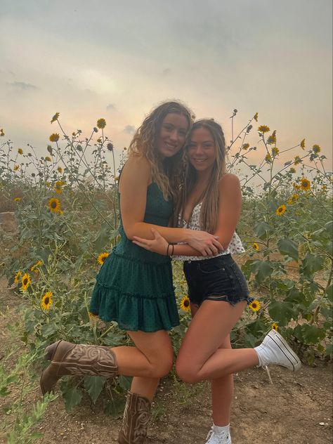 flower field pictures poses with friends sundlower field Field Photoshoot Poses Friends, Flower Photoshoot With Friends, Flower Field Photoshoot Friends, Pictures Poses With Friends, Flower Field Pictures, Bsf Poses, Field Poses, Sunflower Pics, Sunflower Photos