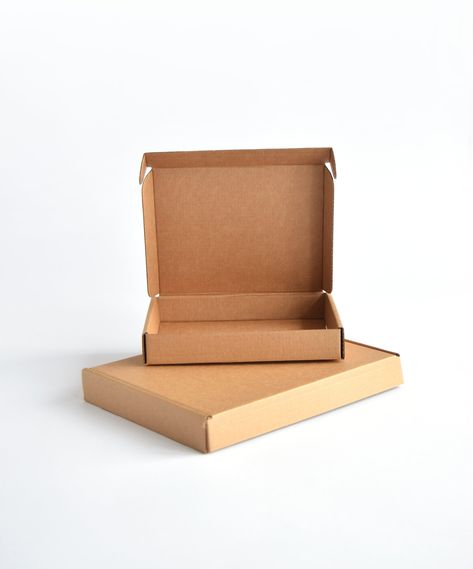 These sturdy cardboard shipper boxes are great for packaging and shipping your e-commerce goods. They are easy to assemble, created with self-locking tabs to help speed up your packaging process. The front flaps, locking into the sides of the shipper box, add structural strength. Made out of durable recycled corrugated cardboard these kraft mailers are also friendly to the environment. Pack and ship your items in style! Color : kraft brown Material: 1200 g/m² cardboard Dimensions: 150 x 125 x 25 Concrete Lamps, Eco Friendly Product, Cardboard Shipping Boxes, Kraft Packaging, Box Creative, Black Packaging, Clothing Packaging, Mailer Box, Juice Recipes