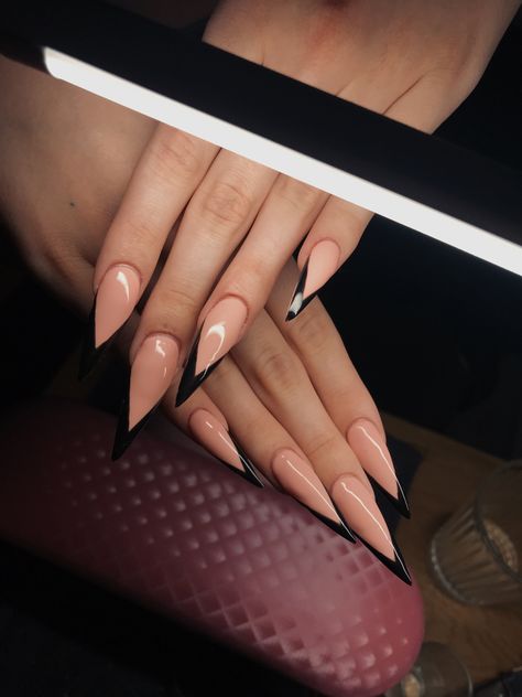 Black French Tip Stilleto, Nude French Nails, French Stiletto Nails, Point Nails, Black French Nails, Black French Tips, Pointed Nails, French Tip Acrylic Nails, Black French