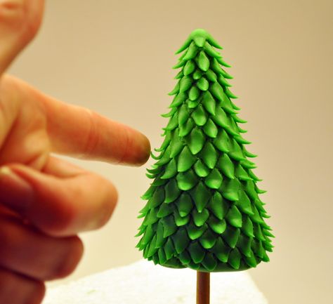 Judy's Cakes: She has 10 tutorials to make Christmas trees made of green fondant. So cute. Fondant Tree, Fondant Cake Tutorial, Christmas Cake Designs, Christmas Cake Topper, Cupcake Decoration, Christmas Cake Decorations, Xmas Cake, Fondant Tutorial, Fondant Decorations