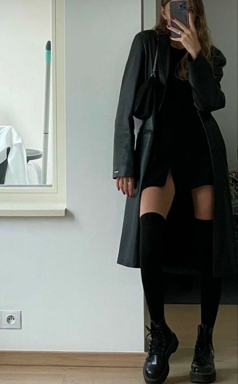 Fashion Dresses Classy Beautiful, Actress Outfits, Outfits Hot, Vestiti Edgy, Fall Fashion Dresses, Women Fashion Dress, Dark Outfits, Dress Guide, Model Outfits