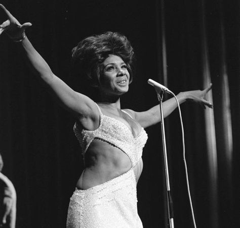 Shirley Bassey, Vintage Black Glamour, Old Hollywood Stars, Bond Films, Women In Music, Music Icon, Female Singers, Theme Song, Hollywood Stars