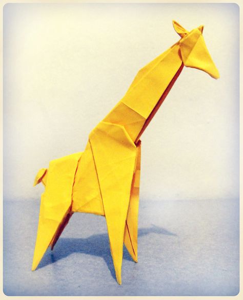 Origami Giraffe | Disenada por Seiji ... Origami Giraffe, Diy Origami Home, Diy Origami Home Decor, Origami Home Decor, Origami Tattoo, Origami Shapes, Hanging Craft Ideas, Hanging Craft, Paper Wall Hanging