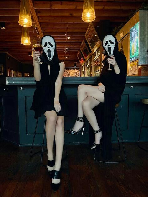 Scream Mask Photoshoot, Girl Scream Costume, Female Scream, Bff Night, Ghostface Costume, Scream Outfits, Scream Costume, Mask Photoshoot, Spooky Photos