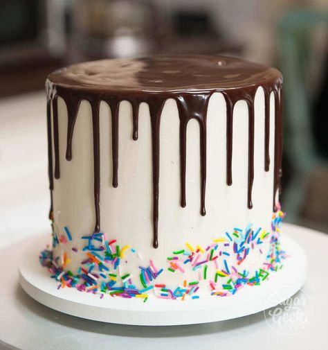 Chocolate Drip Recipe, Drip Cake Recipes, Sugar Geek, Banana Split Cake, Split Cake, Chocolate Drip Cake, Cake Frosting Recipe, Ganache Recipe, Chocolate Cake Decoration