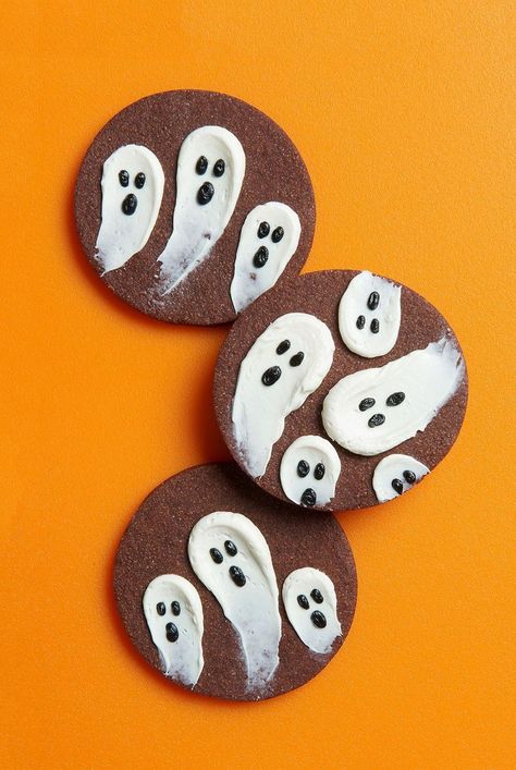 Craving Halloween cookies? All you need is icing, candy, and a little bit of ghoulish creativity. We'll show you how to decorate Halloween cookies that are scary yet sweet with designs like monsters, pumpkins, spiders, cats, skeletons, and more. #halloweencookies #halloween #halloweentreats #bhg Decorate Halloween Cookies, Decorate Halloween, Halloween At Home, Veselý Halloween, Halloween Biscuits, Easy Halloween Cookies, Halloween Oreos, Halloween Snacks For Kids, Postres Halloween