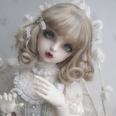 Porcelain Doll Aesthetic, Bjd Dolls Girls, Doll Aesthetic, Doll Clothes Barbie, Fantasy Doll, Victorian Dolls, Doll Repaint, Pretty Dolls, Vintage Doll