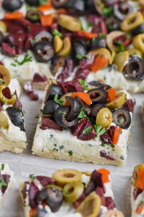 This Olive Pizza Appetizer is such an easy and fantastic appetizer for a party or get together.  It's made with my pizza dough recipe that never fails. This appetizer recipe is an olive lover's dream!  If you like my Olive Cheeseball, you MUST make this olive pizza recipe. Pizza Appetizer, Olive Pizza, Gluten Free Puff Pastry, Pizza Appetizers, Pizza Dough Recipe, Pizza Recipes Dough, Snacks Für Party, Pizza Recipe, Party Food Appetizers