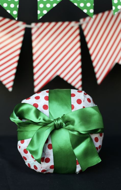 How To Wrap A Ball Present, How To Wrap A Ball, Surprise Balls Diy, Surprise Balls Diy Crepe Paper, Diy Gift Card Holder, Seran Wrap Christmas Ball, Surprise Ball, Diy Gift Card, Paper Magic