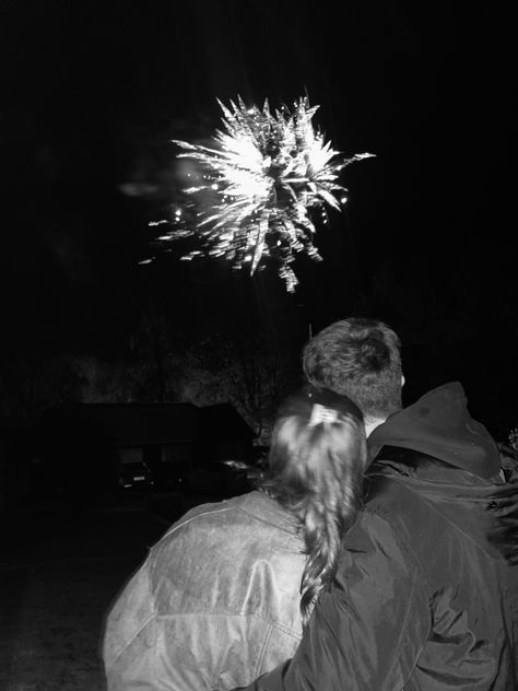 Sparkler Couple Photos, New Years Eve Couple Pictures Aesthetic, Couples Watching Fireworks, New Years Aesthetic Pictures, Couple Nye Photo, New Years Eve Couple Pictures, Couple Firework Pictures, Nye Picture Ideas Couple, Happy New Year Couple Pictures