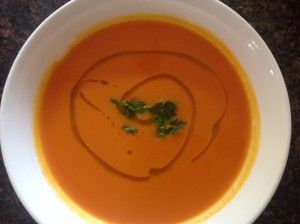 Carrot Soup (Sopa de Cenoura) Portuguese Soup, Saturday Night Dinner, Carrot Soup Recipes, Portuguese Food, Pureed Soup, Onion Sauce, Carrot Soup, White Potatoes, Fresh Green Beans