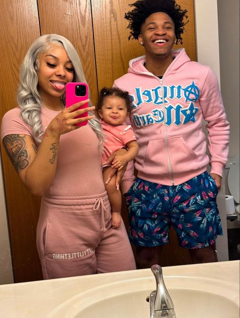 Mommy Daddy And Daughter Pictures, Young Black Family Goals, Dad Mom And Daughter, Brother And Sister Photo Ideas, Dad And Daughters, Daughter Photo Ideas, Cute Family Pictures, Dad Pictures, Bwwm Couples