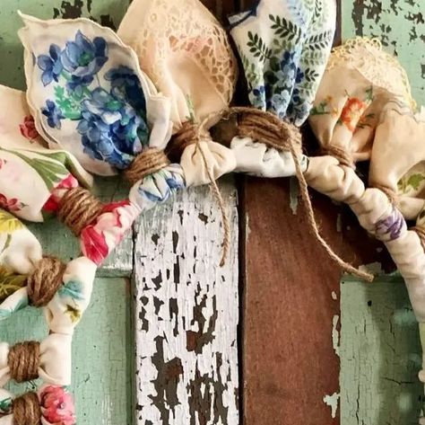 The Quilted Grain on Instagram: "Ideas for displaying vintage hankies 🤍 #vintage #hankies #handkerchiefs #vintagehankies #vintagehandkerchiefs #vintagehanky #hankycollection #vintagehankycollection #handkerchiefcollection #vintagetextiles #vintagetextilecollector #textilecollector #vintagelinens #vintagelinencollection #vintagelinencollector #textiles #linens #womensupportingwomeninvintage #womensupportingwomen #lymewarrior #vintagejunkie #junkin #junkinqueen #vintagecollector" Vintage Hankie Wreath, Hankerchief Wreath Diy, Vintage Hankies Repurposed, Hankie Wreath, Handkerchiefs Crafts, Vintage Craft Room, October Moon, Vintage Handkerchiefs Crafts, Handkerchief Crafts