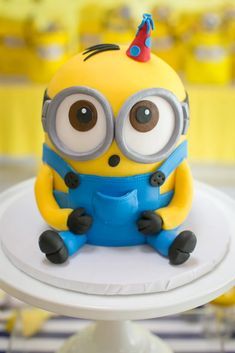 First Birthday Decorations Boy, Despicable Me Cake, Homemade Minion Costumes, Minion Photos, One In A Minion, Minion Pumpkin, Minion Birthday Cake, Happy Birthday Minions, Minion Costumes