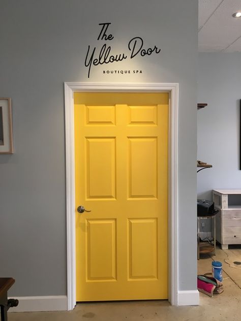 10 colores perfectos para pintar las puertas interiores Yellow Interior Door, Painting Of A Door, Color Doors Interior, Color Interior Doors, Colored Doors Interior, Bathroom Door Ideas, Interior Door Hardware, Painted Bathroom, Yellow Door